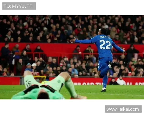 镜头捕捉:曼联赛场小动作引发热议 镜头捕捉:曼联赛场小动作引发热议