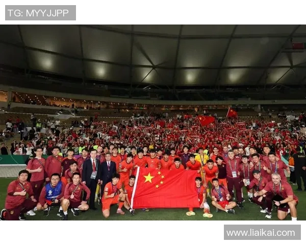 球员身穿国旗庆祝夺冠，感动无数网友